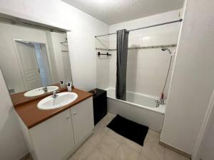 y baño con lavabo, ducha y bañera. en Appartement Vasseur T3 Grande Terrasse, en Toulouse