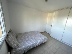 Dormitorio pequeño con cama y armario en Appartement Vasseur T3 Grande Terrasse, en Toulouse