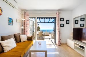 sala de estar con sofá y mesa en Calahonda Beach I Apartment with Sea View en Mijas Costa