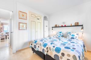Postel nebo postele na pokoji v ubytování Calahonda Beach I Apartment with Sea View + 17 fotografií