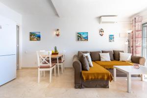 Posezení v ubytování Calahonda Beach I Apartment with Sea View