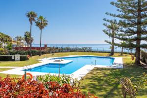 Bazén v ubytování Calahonda Beach I Apartment with Sea View nebo v jeho okolí