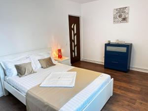 1 dormitorio con 1 cama grande y vestidor azul en Cozy Holidays in Center of #Targu Mures Piata Trandafirilor, en Târgu Mureș