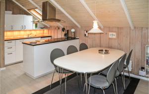 Oksbølにある3 Bedroom Amazing Home In Oksblのキッチン、ダイニングルーム(テーブル、椅子付)