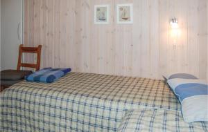 Oksbølにある3 Bedroom Beautiful Home In Oksblのベッドルーム1室(青い枕付きのベッド1台付)