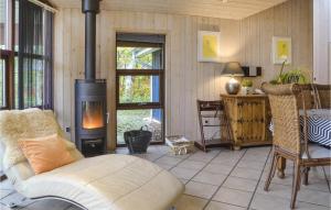 OvtrupにあるBeautiful Home In Oksbl With 3 Bedrooms, Sauna And Wifiのリビングルーム(薪ストーブ付)
