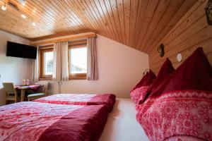 a bedroom with two beds and a table and a window at Ferienwohnung Zedlacher in Kartitsch