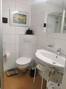 Kúpeľňa v ubytovaní NEB-THUN Einigen, Wohnung am See