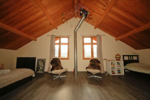 1 dormitorio con 2 perros sentados en sillas en una habitación en Chalet les Blancs, en Eygliers