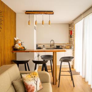 cocina con mesa y taburetes en una habitación en Bruval Eco Retreat en Sandim