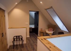un loft convertito con scala e camera di La Vita Veluwe a Wapenveld