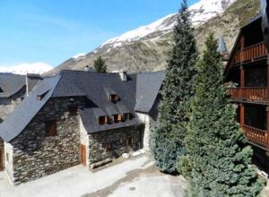 an aerial view of a building with a snow covered mountain at Casa TOP para 14 personas en Garós, Ideal esquí in Garós