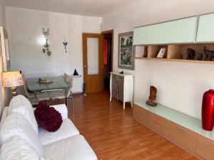 sala de estar con sofá blanco y mesa en Apartamento Alma, en Blanes