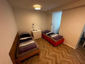 Zimmer mit 2 Betten und einer Lampe in der Unterkunft zentrumsnahes Monteurszimmer in Erfurt