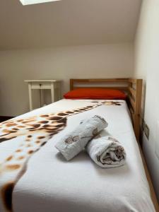 Introbio[Introbio-Lecco] La casa di Lucy vista montagna的床上有毯子和毛巾