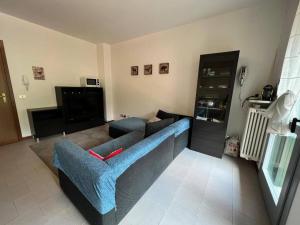 Introbio[Introbio-Lecco] La casa di Lucy vista montagna的客厅里有一张蓝色沙发和一台电视