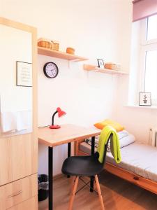 sypialnia z biurkiem, krzesłem i łóżkiem w obiekcie Nocleg - Gdynia Śródmieście w mieście Gdynia