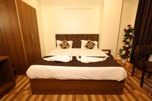 pokój hotelowy z łóżkiem z dwoma ręcznikami w obiekcie Hotel Lalita Palace w mieście Dżajpur