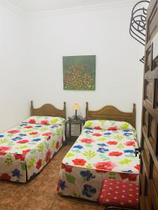 two beds sitting next to each other in a bedroom at VFT Las Piedrecitas in Hornachuelos