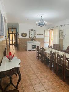 une salle à manger avec une grande table et des chaises dans l'établissement VFT Las Piedrecitas, à Hornachuelos