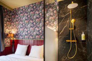 um quarto com uma cama com papel de parede floral em Smartflats - the Place Brussels em Bruxelas