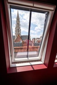 uma janela com vista para uma catedral em Smartflats - the Place Brussels em Bruxelas