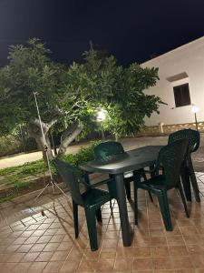 マリーナ・ディ・マンカヴェルサにあるNoiSalentoの夜間のパティオ(緑のテーブル、椅子付)
