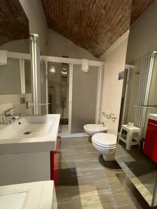 a bathroom with two sinks and a toilet in it at Residenza Giulietta Capuleti in Verona