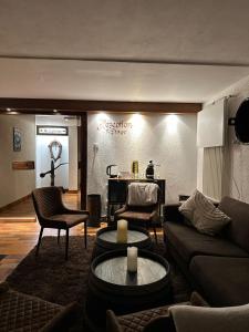 ein Wohnzimmer mit einem Sofa und einem Tisch in der Unterkunft Hotel Klasen in Cochem