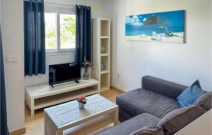 a living room with a couch and a tv at Cozy Apartment In Alhama De Murcia With Kitchenette in La Molata