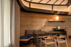 - une salle à manger avec une table et des chaises dans l'établissement Patamma Hideaway Resort, à Nan