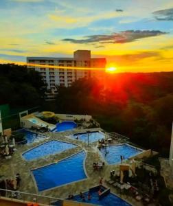 widok na grupę basenów o zachodzie słońca w obiekcie Park Veredas w mieście Rio Quente