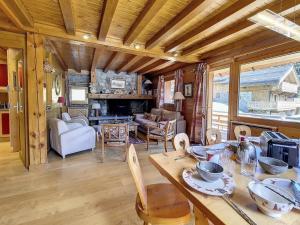 una cucina e un soggiorno con tavolo e sedie di Chalet typique ski-in/ski-out, cheminée et terrasse, parking, Wi-Fi inclus à Méribel - FR-1-688-15 a Méribel Altre 7 foto