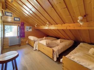 - une chambre avec 2 lits dans une cabane en bois dans l'établissement Chalet Méribel, 6 pièces, 11 personnes - FR-1-688-15, à Méribel