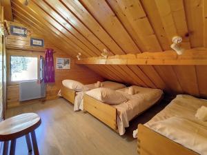 una stanza con due letti in una cabina di legno di Chalet typique ski-in/ski-out, cheminée et terrasse, parking, Wi-Fi inclus à Méribel - FR-1-688-15 a Méribel