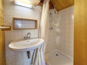 un bagno con lavandino e tenda da doccia di Chalet typique ski-in/ski-out, cheminée et terrasse, parking, Wi-Fi inclus à Méribel - FR-1-688-15 a Méribel