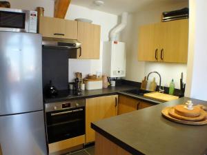 Kuchnia lub aneks kuchenny w obiekcie Superbe T4 mansardé - 3 chambres - Vue panoramique - Parking privé - FR-1-629-112