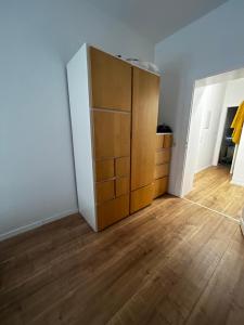 um quarto vazio com um armário e um armário de madeira em Zentral Hochparterre garten em Wuppertal