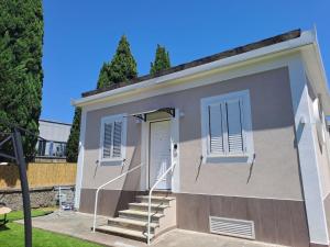 una piccola casa con porta bianca e scale di Sweet Elite House a Scafati