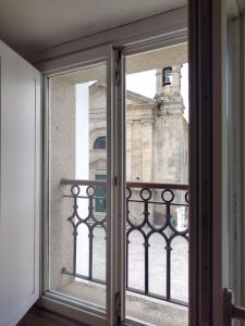 una ventana abierta con vistas a un edificio en Apartamentos A Parada do Camiño Padrón, en Padrón