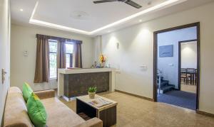een woonkamer met een bank en een open haard bij Treebo Trend Swastika Premium in Noida