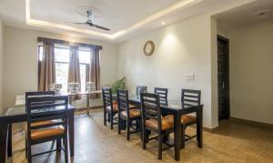 - une salle à manger avec une table et des chaises dans l'établissement Treebo Trend Swastika Premium, à Noida