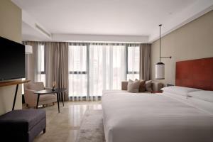 Postel nebo postele na pokoji v ubytování Tunis Marriott Hotel