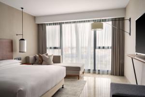 Postel nebo postele na pokoji v ubytování Tunis Marriott Hotel