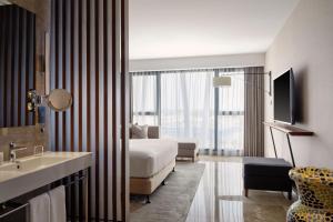 TV a/nebo společenská místnost v ubytování Tunis Marriott Hotel