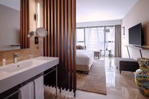 TV a/nebo společenská místnost v ubytování Tunis Marriott Hotel