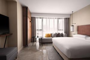 Postel nebo postele na pokoji v ubytování Tunis Marriott Hotel