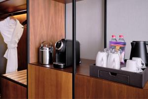Příslušenství pro přípravu čaje a kávy v ubytování Tunis Marriott Hotel