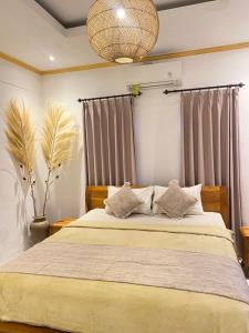 1 dormitorio con 1 cama grande y cortinas en Twin Inn 2, en Ubud