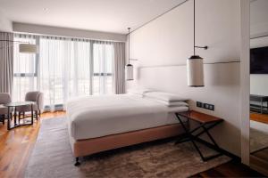 Postel nebo postele na pokoji v ubytování Tunis Marriott Hotel